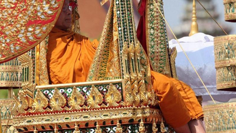 Regele Thailandei a aparut in public dupa 2 ani, la inmormantarea verisoarei Bhumibol Adulyadej