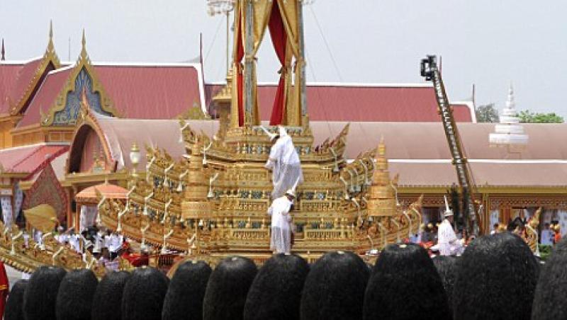 Regele Thailandei a aparut in public dupa 2 ani, la inmormantarea verisoarei Bhumibol Adulyadej