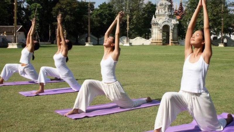 Yoga ii ajuta pe adolescenti sa scape de anxietate