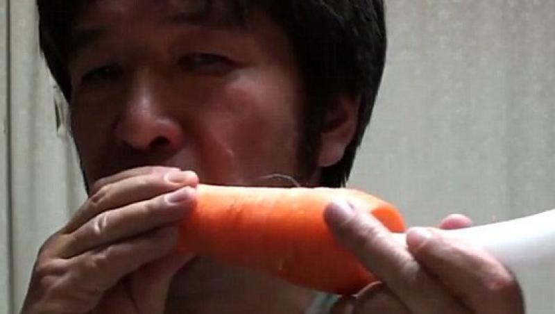 VIDEO! Un japonez canta melodii celebre la... legume