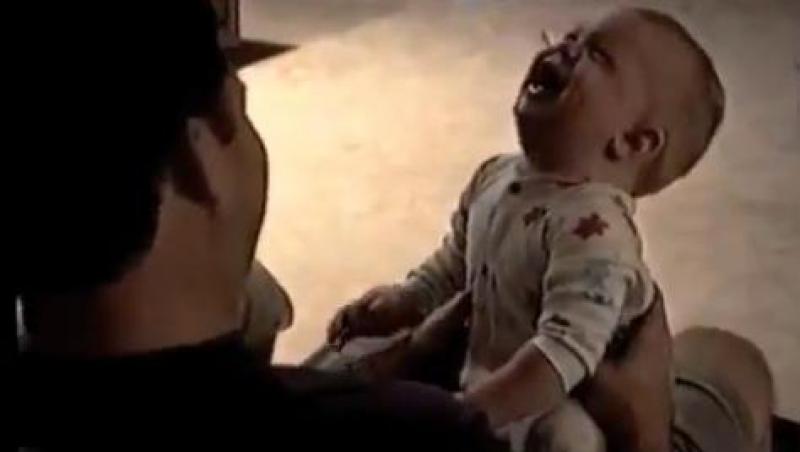 VIDEO! Un bebelus se amuza copios de stranutul tatalui sau!
