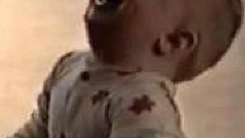VIDEO! Un bebelus se amuza copios de stranutul tatalui sau!