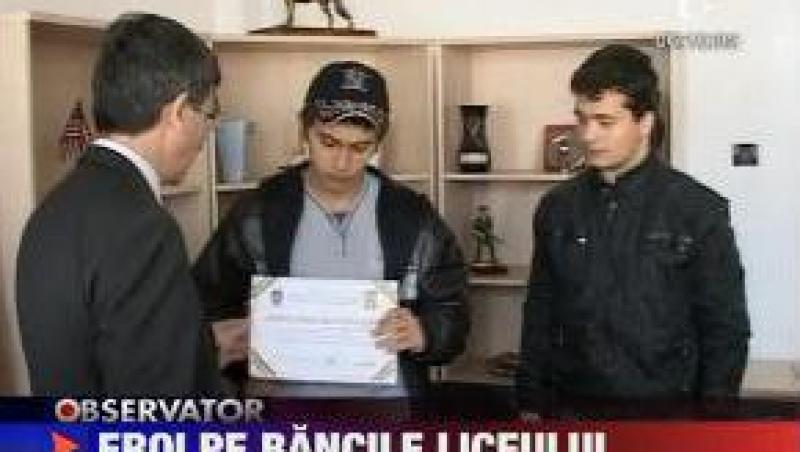 VIDEO! Doi baieti din Brasov au devenit eroi de pe bancile liceului
