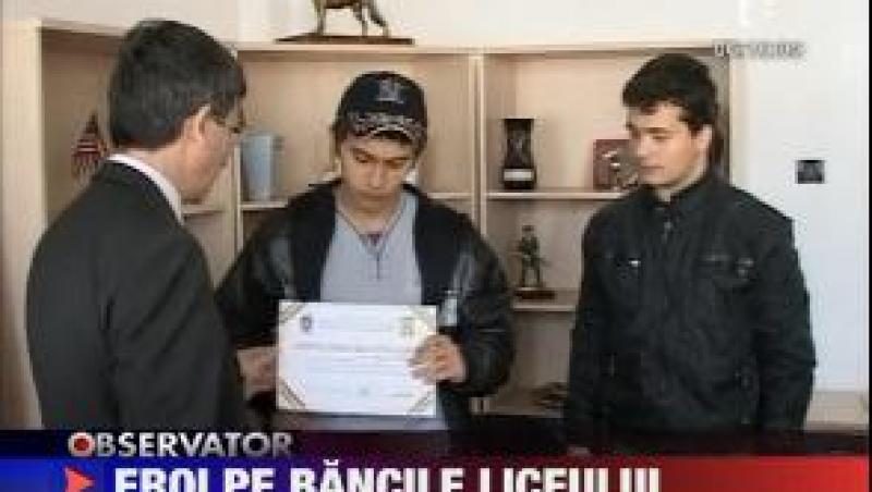VIDEO! Doi baieti din Brasov au devenit eroi de pe bancile liceului