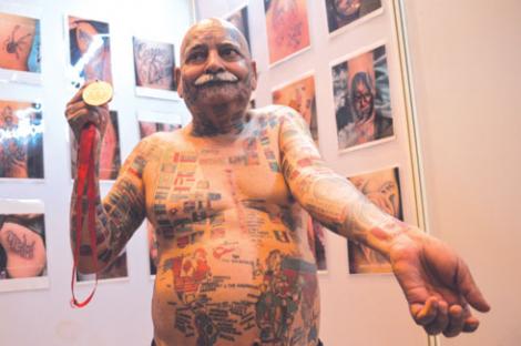 Un indian si-a tatuat toate steagurile lumii pe corp. Afla ce crede sotia lui despre acest lucru!