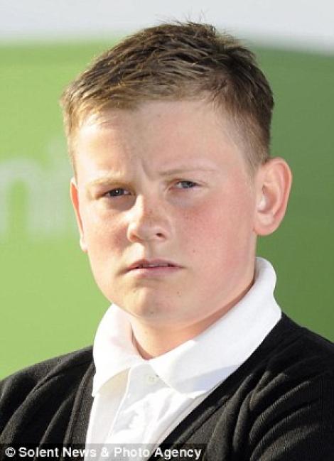 Marea Britanie: Un baiat de 15 ani a fost dat afara din clasa din cauza tunsorii