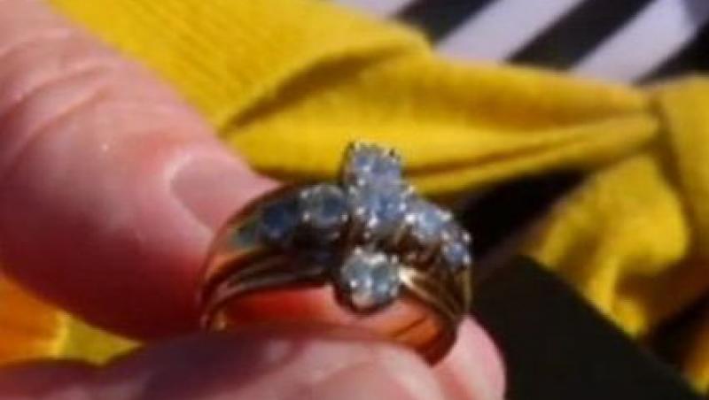 VIDEO! O femeie si-a regasit un inel cu diamante, pierdut acum un an