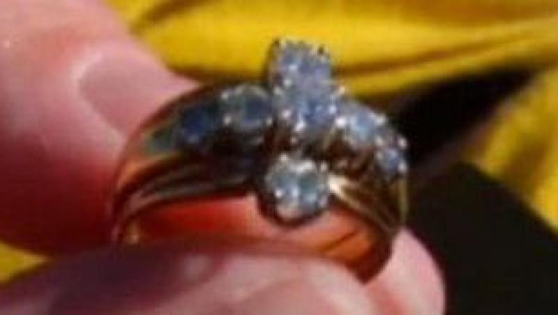 VIDEO! O femeie si-a regasit un inel cu diamante, pierdut acum un an