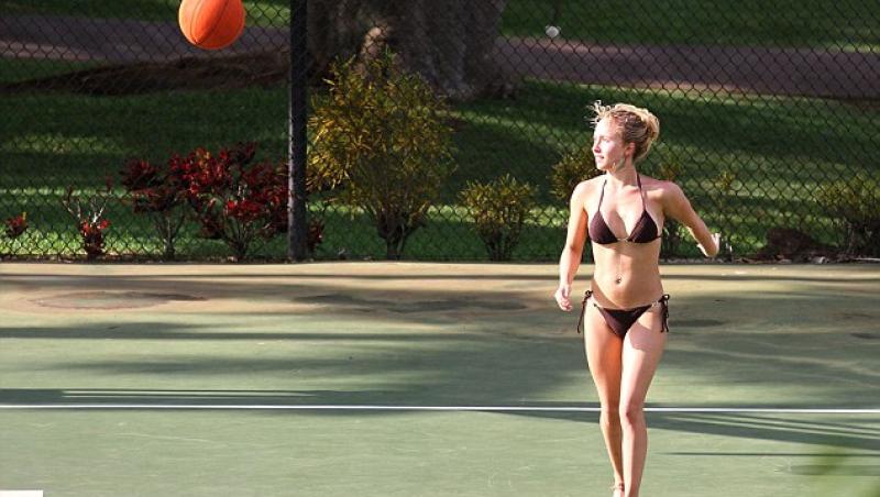 FOTO! Uite cum joaca Hayden Panettiere tenis doar in... bikini!