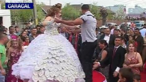 VIDEO! Caracal: Jandarmii au "pazit" o nunta cu o mie de oameni in mijlocul strazii