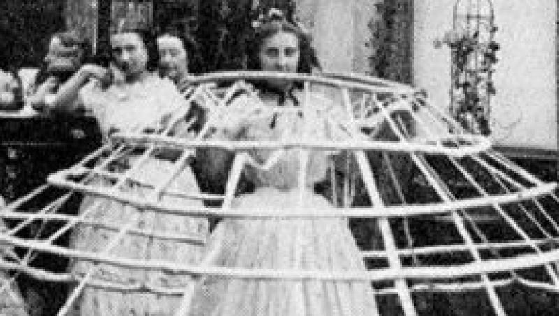 FOTO! Cum se imbracau femeile in secolul XIX