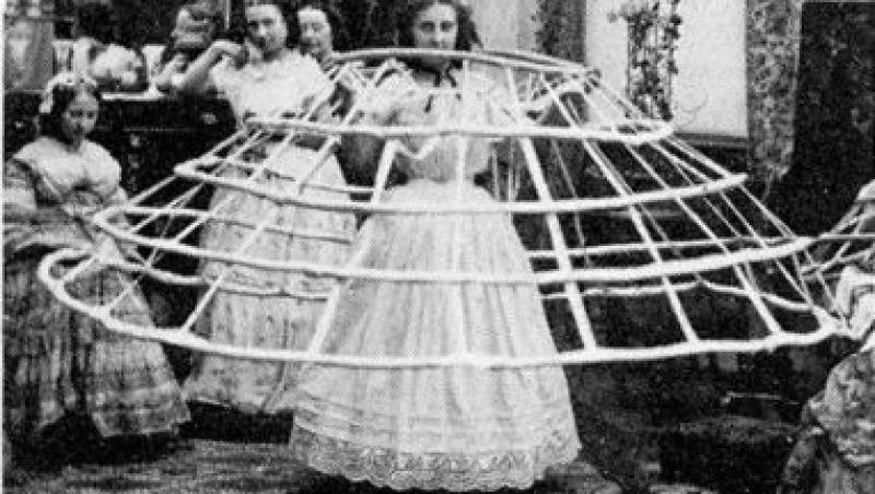 FOTO! Cum se imbracau femeile in secolul XIX