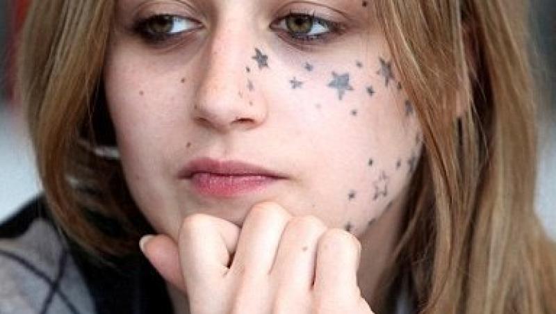 O tanara si-a distrus infatisarea, dupa ce si-a tatuat 56 de stele pe fata