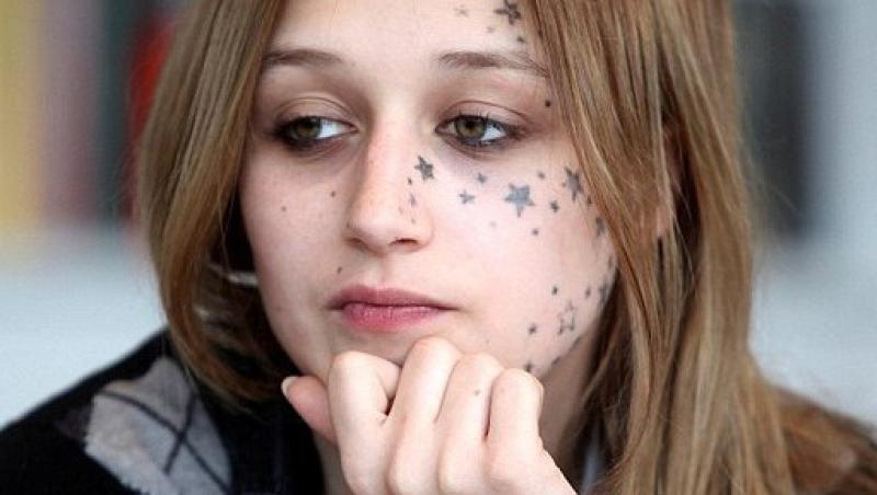 O tanara si-a distrus infatisarea, dupa ce si-a tatuat 56 de stele pe fata