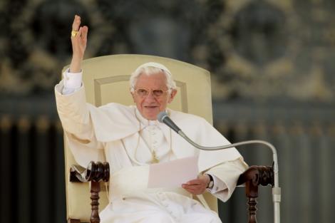 Papa Benedict al XVI-lea a implinit 85 de ani