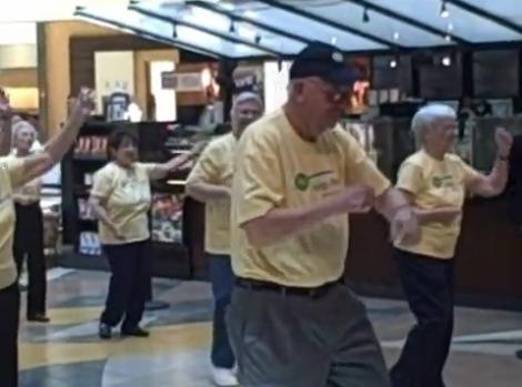 VIDEO! Flash mob inedit cu pensionari la mall