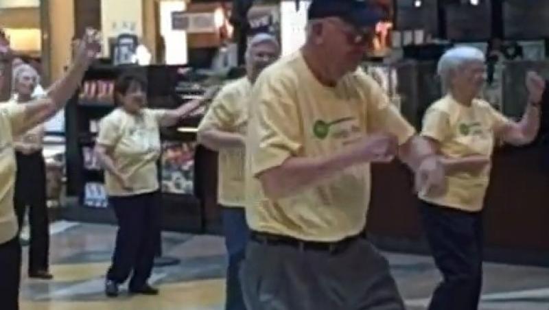 VIDEO! Flash mob inedit cu pensionari la mall