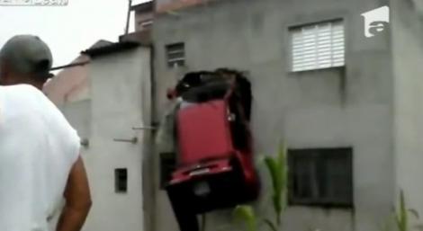 VIDEO! Un sofer brazilian, cu masina intr-un apartament de la etajul doi