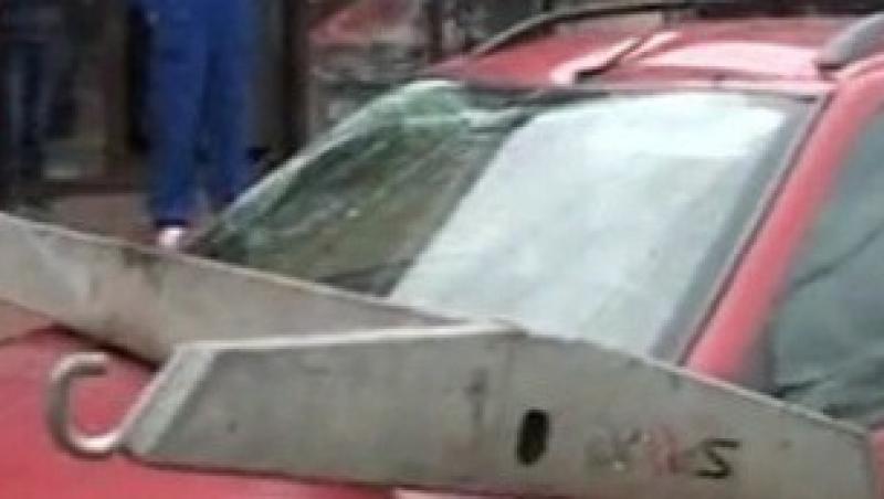 VIDEO! Targoviste: Masina distrusa de o firma de ridicari auto