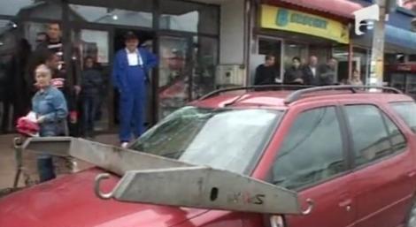 VIDEO! Targoviste: Masina distrusa de o firma de ridicari auto