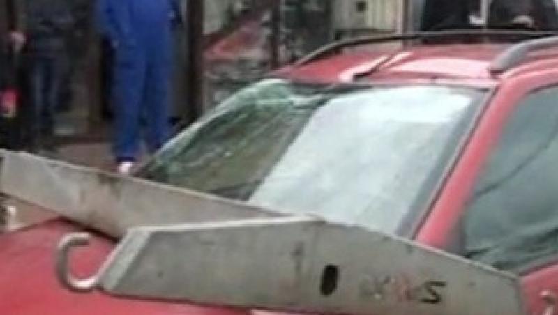 VIDEO! Targoviste: Masina distrusa de o firma de ridicari auto
