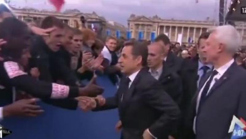 VIDEO! Sarkozy isi ascunde ceasul atunci cand da mana cu alegatorii