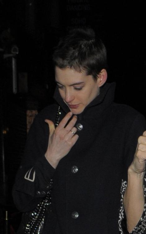 Anne Hathaway isi amana nunta din cauza tunsorii