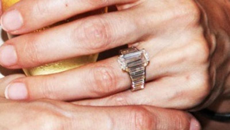 FOTO! Iata inelul de logodna al Angelinei Jolie!