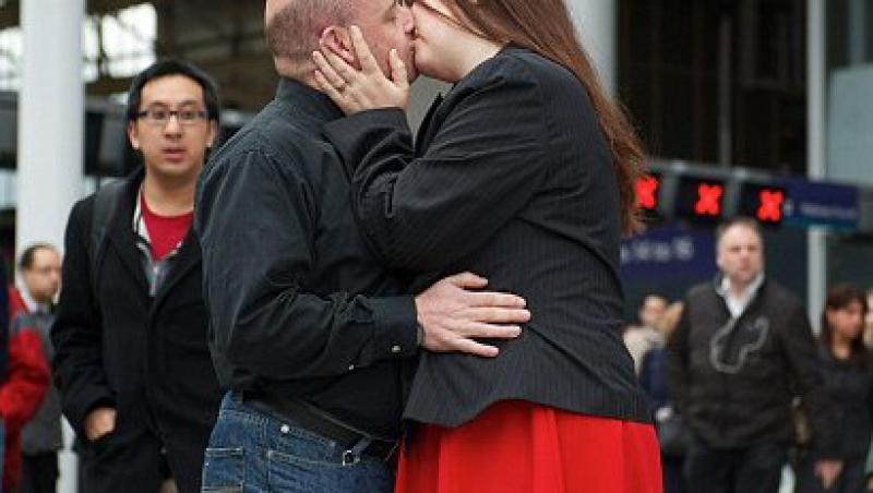 FOTO! Un cuplu se saruta in fiecare zi, intr-o gara din Londra