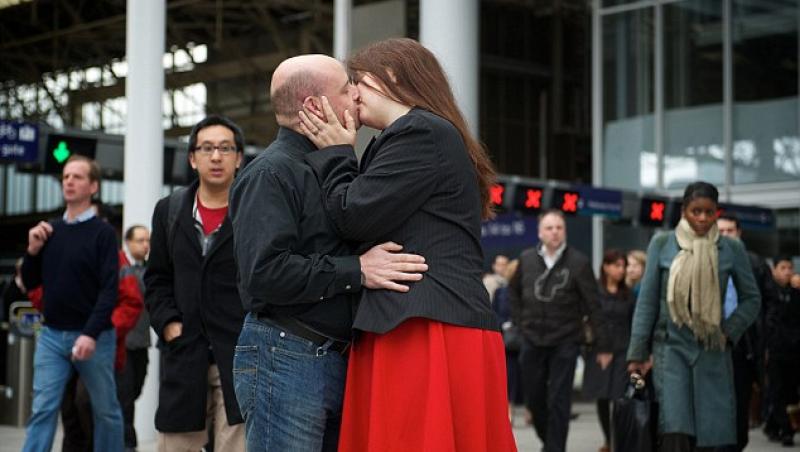 FOTO! Un cuplu se saruta in fiecare zi, intr-o gara din Londra