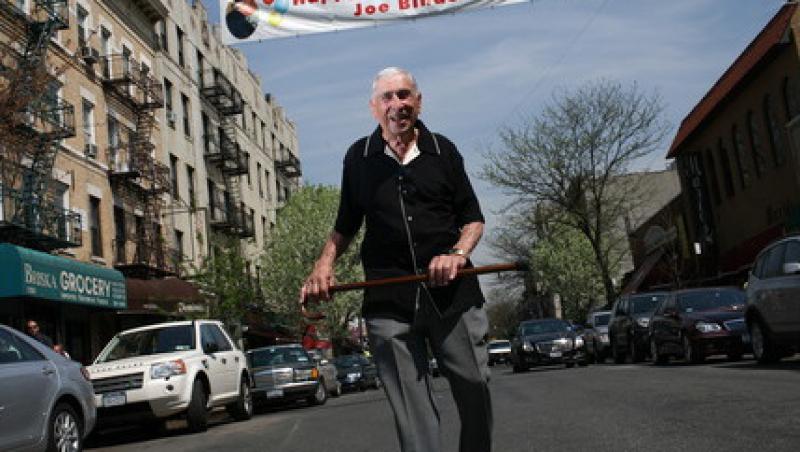 La 102 ani, un barbat inca munceste si are iubita de 48 de ani