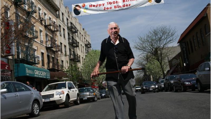 La 102 ani, un barbat inca munceste si are iubita de 48 de ani