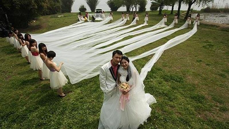O chinezoaica s-a casatorit intr-o rochie cu o trena lunga de 520 de metri