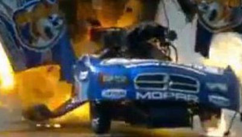 VIDEO! O masina de curse s-a dezmembrat complet in urma unei explozii