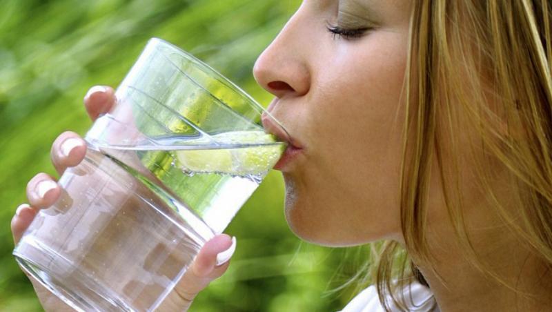 Un pahar de apa consumat inaintea unui examen garanteaza rezultate mai bune
