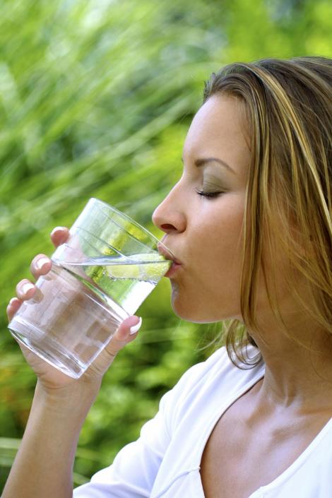 Un pahar de apa consumat inaintea unui examen garanteaza rezultate mai bune