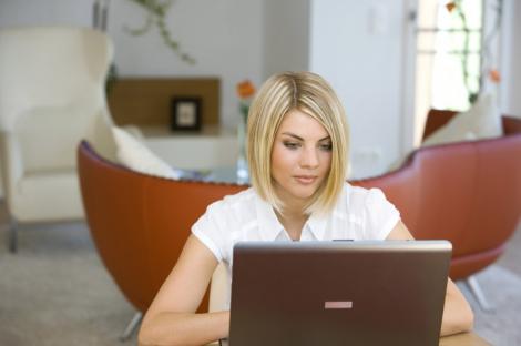 Marea Britanie: 25% dintre femei se autodiagnosticheaza gresit pe internet