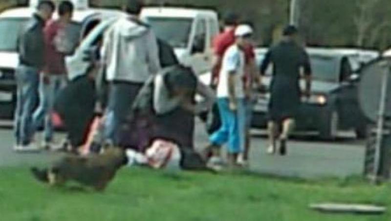 VIDEO! Furt ca in Vestul Salbatic: Victima jefuita dupa un accident, pe asfalt, in Craiova