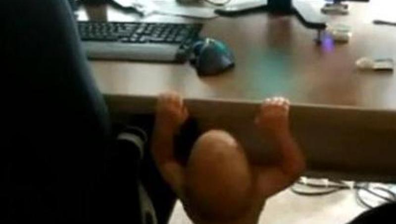 VIDEO! La doar 9 luni, un bebelus face tractiuni pe marginea mesei