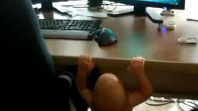 VIDEO! La doar 9 luni, un bebelus face tractiuni pe marginea mesei