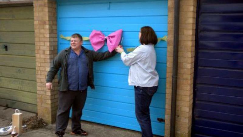 FOTO! Doi britanici au tranformat un garaj in spatiu de locuit