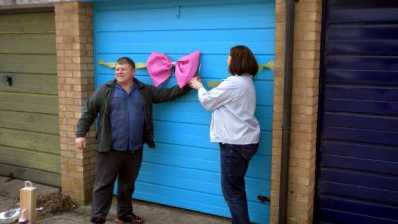 FOTO! Doi britanici au tranformat un garaj in spatiu de locuit