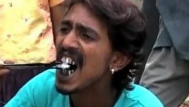 VIDEO! India: El este barbatul care inghite carbuni incinsi!