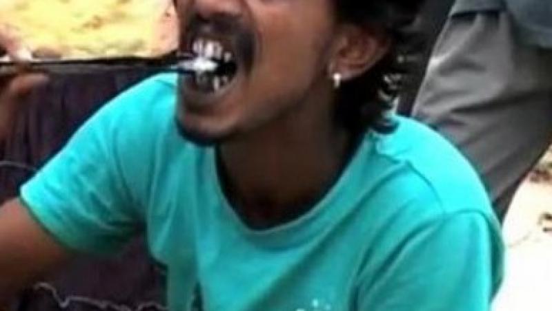 VIDEO! India: El este barbatul care inghite carbuni incinsi!