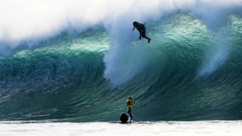 FOTO Spectaculos! Nici cei mai buni surferi nu fac fata furiei apelor!