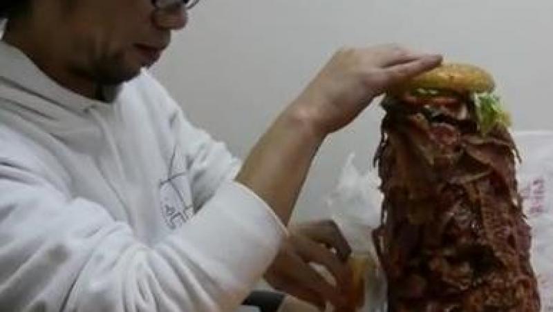 VIDEO! Un chinez a fost rapus de un hamburger cu 1050 de felii de bacon