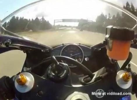 VIDEO! Un motociclist face slalom printre masini cu 300 de km la ora