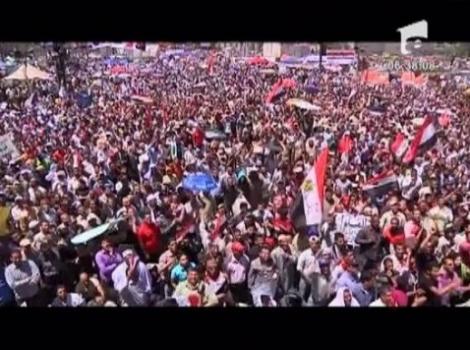 VIDEO! Proteste in Egipt: Oamenii cer militarilor sa predea puterea unui regim civil