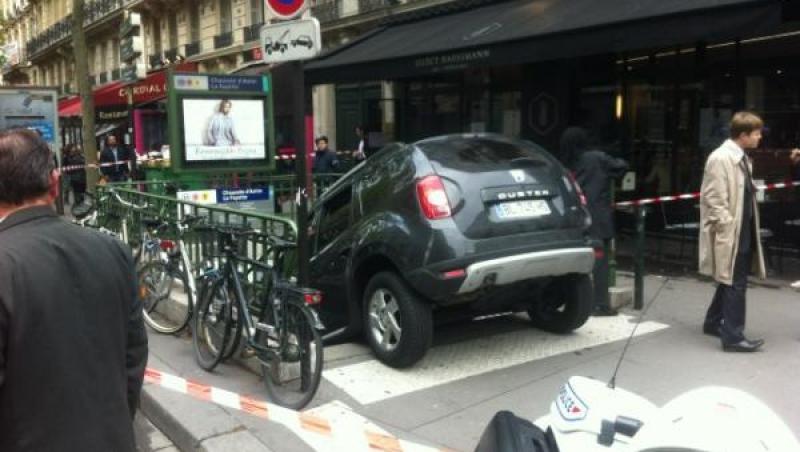 VIDEO! Un francez si-a parcat Dacia Lodgy intr-o gura de metrou!