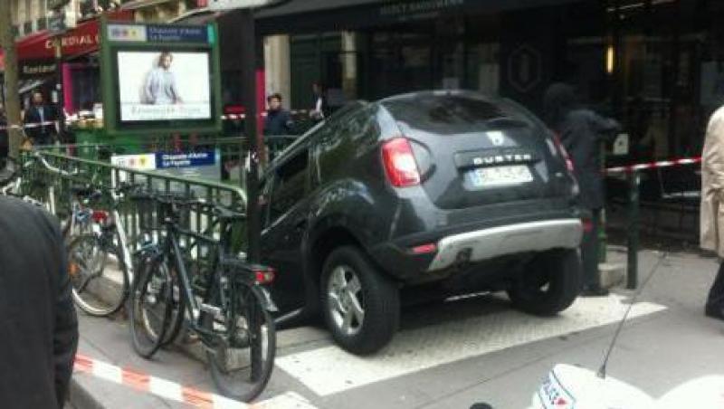 VIDEO! Un francez si-a parcat Dacia Lodgy intr-o gura de metrou!